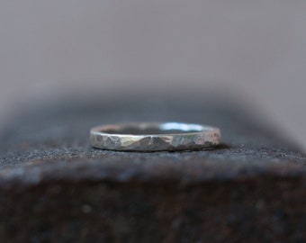 Fede nuziale rustica martellata, anello sottile impilabile in argento sterling 925 con finitura martellata, fede nuziale sottile.