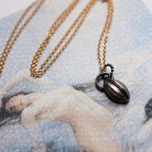 Collana con ciondolo Yoni, simbolo del potere femminile e amuleto dell'energia creativa che celebra e onora la dea e il divino femminile.