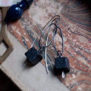 Pendientes de lava de basalto de plata de primera ley, pendientes minimalistas modernos, negro y plata, amuleto natural, talismán mineral, unisex, género neutro