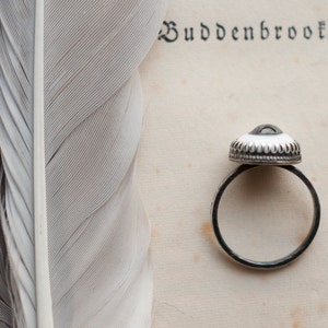 Glasaugenring, Puppenauge, Puppenauge, Sterlingsilber-Augenring, gehämmerter Galeriedraht und gehämmertes Band, stapelbarer Ring. Bild 3