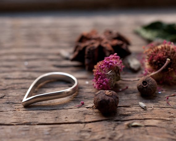 Krall ring, claw shaped sterling silver ring, unisex and gender neutral, minimalist modern ring, chevron shape, half round geometric band