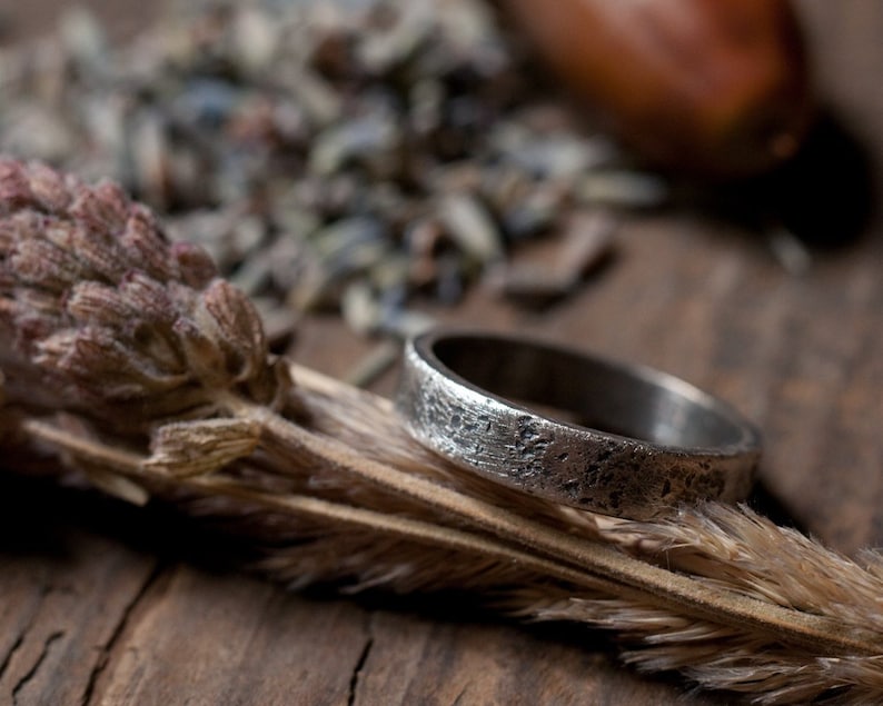 Rustikaler Trauring, Sterlingsilber oder Goldband texturiert gegen Stein und oxidiert, 5mm breit, geschlechtsneutral für Sie, Ihn oder Ihn. Bild 1