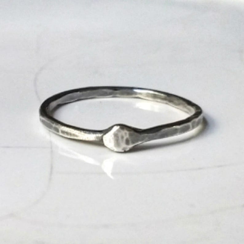 Ouroboros-ring van sterlingzilver, een stapelring voor vinger, duim of pink, en genderneutraal voor iedereen. afbeelding 1