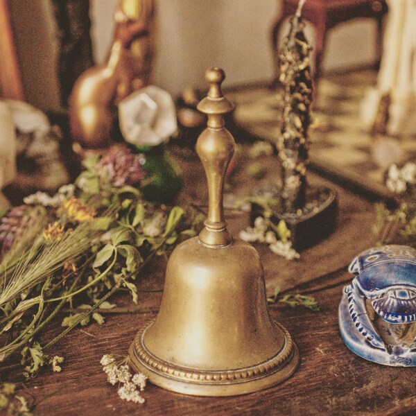Campana de bronce vintage, campana de altar, herramientas de altar, cosas de brujería, campana de mano, herramientas rituales.