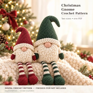 Puede incluir: Dos gnomos de Navidad tejidos a ganchillo con piernas largas y colgantes. Un gnomo lleva un gorro rojo y piernas a rayas rojas y blancas, el otro un gorro verde y piernas a rayas verdes y blancas. Texto: Christmas Gnome Crochet Pattern.