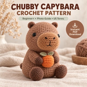 Peut inclure: Une peluche capybara crochetée marron tenant un petit fruit orange avec des feuilles vertes. Le texte indique CHUBBY CAPYBARA CROCHET PATTERN, Beginner+ • Photo Guide • US Terms, et Instant PDF Download avec une icône de flèche vers le bas.