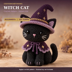 Peut inclure: Un chat en crochet noir portant un chapeau de sorcière violet et une cape assortie avec des étoiles dorées brodées. Le chat a de grands yeux noirs, un nez rose et des moustaches blanches. Le texte indique COZYCROCHETHOOKS WITCH CAT Crochet Pattern.
