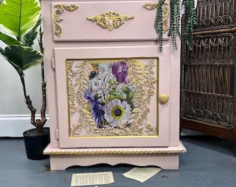 Armário Floral Rosa Suave Romântico | Armário Vintage Pintado à Mão | Decoupage e Detalhes em Dourado | Estilo Cottagecore | Shabby Chic