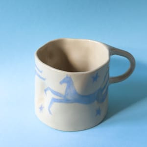 Caneca de cerâmica artesanal com cavalo celestial, estilo folclórico Wabi Sabi, caneca grande.