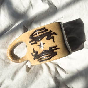 Ceramiczny kubek Starry Hare, rustykalny, ręcznie robiony kubek ceramiczny, w stylu ludowym z czarnym królikiem