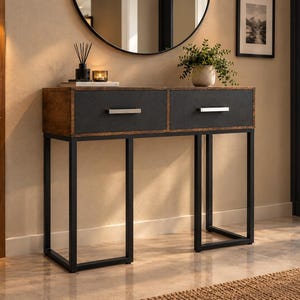 Peut inclure: Une console rectangulaire dotée de deux tiroirs avec des façades gris foncé et des poignées argentées. La structure est en métal noir, tandis que la partie supérieure de rangement présente une finition bois brun texturé.