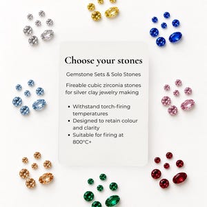 Może przedstawiać: Prostokątna karta z tekstem Choose your stones, Gemstone Sets & Solo Stones, Fireable cubic zirconia stones for silver clay jewelry making oraz punktami dotyczącymi wypalania palnikiem, trwałości koloru i wypalania w temperaturze 800°C+, otoczona grupami żółtych, niebieskich, jasnoniebieskich, różowych, brązowych, zielonych, czerwonych i przezroczystych cyrkonii.