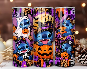 Puede incluir: Tres vasos cilíndricos con temática de Halloween y el personaje Stitch. El diseño muestra a Stitch con un disfraz de fantasma, un sombrero de bruja y un traje de esqueleto, rodeado de calabazas, telarañas, murciélagos y un castillo.