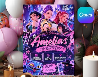 Puede incluir: Una tarjeta de invitación de cumpleaños rectangular con tres personajes animados de estilo K-pop, el texto "Amelia's 7th Birthday", detalles del evento y una ilustración de un gato azul. El diseño utiliza una vibrante paleta de colores morado y rosa.