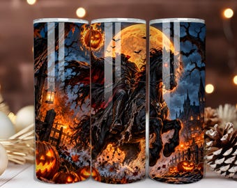 Puede incluir: Un vaso cilíndrico con una ilustración de Halloween que rodea toda la superficie, mostrando un jinete sin cabeza sobre un caballo negro bajo una gran luna naranja. La escena incluye calabazas brillantes, un castillo oscuro, árboles y murciélagos.
