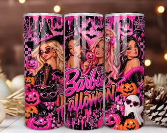 Puede incluir: Un vaso cilíndrico con un gráfico vibrante en rosa y negro con temática de Halloween. El diseño incluye ilustraciones de personajes, calabazas, un gato negro, un fantasma, murciélagos, telarañas y el texto Barbie Halloween en color rosa.