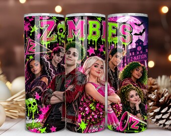 Puede incluir: Un vaso cilíndrico con un estampado gráfico vibrante con el texto ZOMBIES y Z-NATION. El diseño incluye personajes de la película, una calavera verde, estrellas rosas, murciélagos y una luna llena sobre un fondo oscuro con salpicaduras de neón.