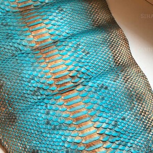 Echtes Pythonleder, exotisches Leder in Blau, Türkis und Kupfer für handgefertigte Produkte