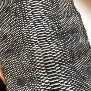 Piel de pitón negra para suministros artesanales / Auténtica piel exótica ideal para boutiques
