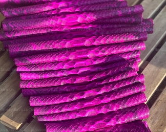 Cuir de python réticulé véritable, fuchsia électrique brillant | Cuir de ventre de serpent non blanchi pour sacs, portefeuilles et loisirs créatifs