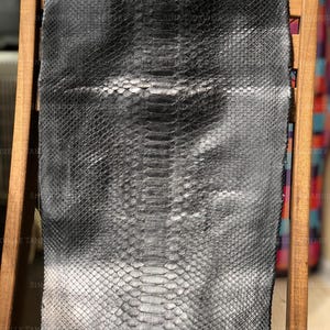Cuir de python de Bornéo véritable, noir métallisé brillant | Cuir de ventre de serpent non blanchi pour sacs, portefeuilles et loisirs créatifs