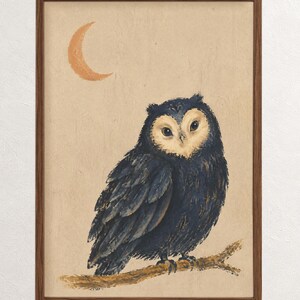 Póster de búho azul y luna creciente, ave nocturna de ojos grandes posada bajo la luna dorada, decoración de pared para guardería o rincón de lectura con temática de bosque melancólico.