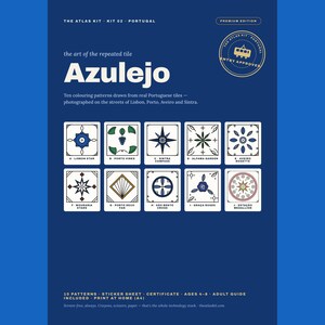 Könnte beinhalten: Ein dunkelblaues Bildungsset-Cover mit dem Titel The Atlas Kit Kit 02 Portugal Azulejo. Es zeigt zehn quadratische Ausmalmuster portugiesischer Fliesen, beschriftet von A bis J, darunter Lisbon Star und Porto Vines, sowie ein Siegel und Textdetails.
