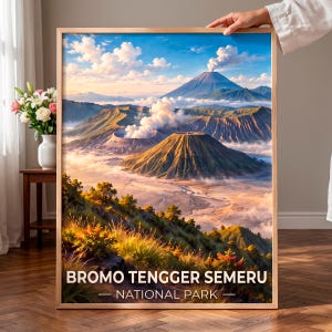 以下が含まれることがあります： ブロモ・テング・セメル国立公園の風景画の額入りプリント。火山の頂、噴煙、黄金色に照らされた前景が描かれています。縦長画像の底部には、BROMO TENGGER SEMERU NATIONAL PARKという白い文字が印刷されています。