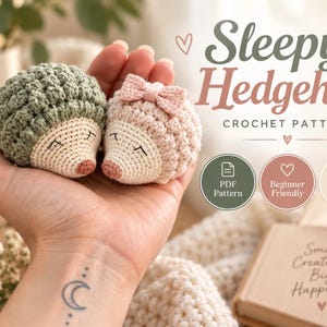 Puede incluir: Dos pequeños erizos de ganchillo, uno verde salvia y otro rosa empolvado con un lazo, con ojos cerrados y hocicos beige. El texto dice Sleepy Hedgehog Crochet Pattern, PDF Pattern, Beginner Friendly e Instant Download.