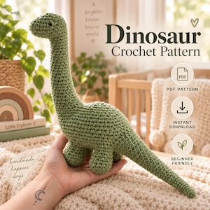 Könnte beinhalten: Ein salbeigrüner gehäkelter Dinosaurier mit langem Hals und Schwanz. Das Bild enthält den Text Dinosaur Crochet Pattern, PDF Pattern, Instant Download und Beginner Friendly sowie dekorative Elemente wie einen Regenbogen und Pflanzen.