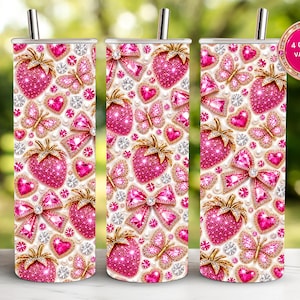 Può includere: Tre bicchieri cilindrici con cannucce in metallo caratterizzati da un motivo ripetuto di fragole glitterate rosa, fiocchi rosa, farfalle, cuori e perle bianche. Un badge circolare nell'angolo in alto a destra mostra il testo 4 COLOR VARIANTS.