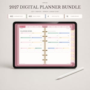 Può includere: Un tablet digitale che mostra un pacchetto di pianificatore digitale 2027 con una schermata iniziale, contenente 493 pagine con collegamenti ipertestuali, 600 adesivi digitali, 4 tavolozze pastello e 16 versioni di pianificatore. Uno stilo bianco è appoggiato.