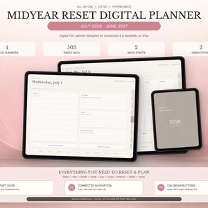 Può includere: Un'agenda digitale intitolata Midyear Reset Digital Planner da luglio 2026 a giugno 2027 visualizzata su tre schermi di tablet. L'interfaccia presenta un layout giornaliero, schede di navigazione e dettagli su 505 pagine, 4 agende e 2 orientamenti.