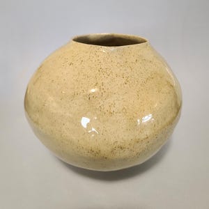 Handcrafted Round Ceramic Vase – Smooth Glazed Surface with Elegant Shape – Unique Piece for Your Home Decor