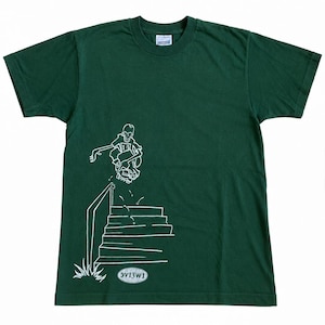 Peut inclure: Un t-shirt vert foncé à manches courtes avec un graphisme en lignes blanches représentant une personne sur un skateboard sautant au-dessus d'une rampe et d'escaliers. Le motif inclut le texte 9V13Wt dans un ovale et @juicysinglestitch en dessous.