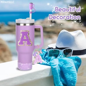 Juego de 8 accesorios para vaso Stanley Cup morado de 30 oz y 40 oz: tapa de silicona para pajita, tapa protectora, asa con forma de bota, dije con iniciales y pegatina.