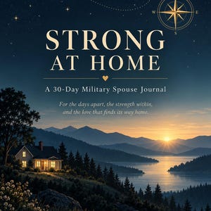 Può includere: Un diario intitolato STRONG AT HOME: A 30-Day Military Spouse Journal. La copertina mostra un cielo notturno con una rosa dei venti, una casa illuminata, una foresta e un'alba su un lago con il testo: For the days apart, the strength within, and the love that finds its way home.