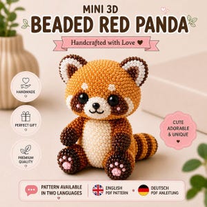 Könnte beinhalten: Eine kleine 3D-Perlenfigur eines Roten Pandas, gefertigt aus kleinen braunen, orangen, weißen und schwarzen Perlen. Der Panda hat große schwarze Augen, eine kleine schwarze Nase und rosa Pfoten. Der Text MINI 3D BEADED RED PANDA ist abgebildet.