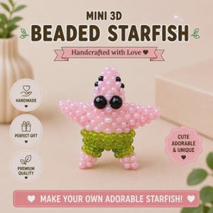 Puede incluir: Una figura de estrella de mar con cuentas en 3D en miniatura hecha de pequeñas cuentas rosas y verdes. La estrella de mar tiene ojos negros grandes, un cuerpo rosa y pantalones cortos verdes. El texto en la imagen dice: MINI 3D BEADED STARFISH, Handcrafted with Love, MAKE YOUR OWN ADORABLE STARFISH!