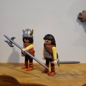 2 Geobra Playmobil Figurines Knight Couple with Helmet & Swords