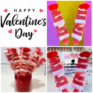 Op de afbeelding: Een boeket Valentijnsdag snoepspiesjes. Elke spies is bedekt met een rood snoephart en heeft roze en witte snoepjes, waaronder gummy snoepjes en marshmallows. De spiesjes zijn gerangschikt in een heldere glazen vaas gevuld met rode snoephartjes.
