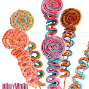 Pu&ograve; includere: Primo piano di cinque spirali di caramelle colorate su bastoncini. Le spirali sono fatte di gommose colorate a strati, con un mix di rosa, arancione, blu e turchese. Le spirali di caramelle sono disposte a forma di bouquet.