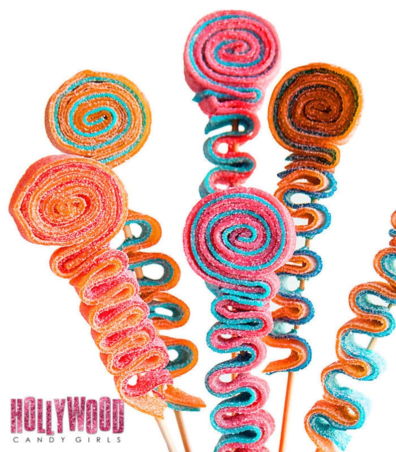 Pu&ograve; includere: Primo piano di cinque spirali di caramelle colorate su bastoncini. Le spirali sono fatte di gommose colorate a strati, con un mix di rosa, arancione, blu e turchese. Le spirali di caramelle sono disposte a forma di bouquet.