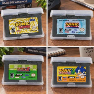 Puede incluir: Cuatro cartuchos de juego Game Boy Advance grises en estuches de plástico transparente. Las etiquetas muestran Sonic the Hedgehog, Sonic Advance, Sonic Advance 2 y Sonic Advance 3 con marcas de Sega, THQ y Nintendo, y clasificación E.