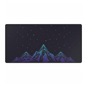 Può includere: Un tappetino da scrivania rettangolare con un cielo notturno viola scuro e nero, pieno di piccole stelle azzurre e forme geometriche. La parte inferiore mostra una catena montuosa stilizzata composta da linee blu e viola interconnesse.