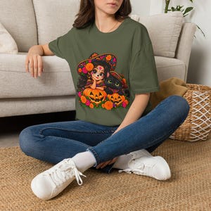 T-shirt met heksenprint voor Día de Muertos | Halloween suikerschedel, zwarte kat en pompoenen