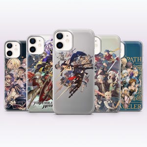Peut inclure: Cinq coques de smartphone transparentes présentant des illustrations de personnages de style anime colorées. Les designs incluent diverses figures dans des poses dynamiques, avec le texte Fire Emblem Heroes et le mot PATH TRAVELER.