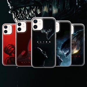 Op de afbeelding: Vijf doorzichtige smartphonehoesjes met verschillende Alien Romulus filmposterontwerpen. Elk hoesje toont opvallende, donkere, filmische beelden, waaronder een menselijk profiel, een wezen en de tekst Alien Romulus op de achterkant.