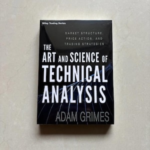 Puede incluir: Un libro negro titulado The Art and Science of Technical Analysis de Adam Grimes. La portada presenta texto blanco y un gráfico de líneas azules que representan datos de mercado, con el subtítulo Market Structure, Price Action, and Trading Strategies.