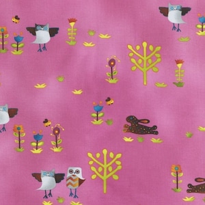 Peut inclure: Tissu rose avec un motif répété de hiboux, de fleurs, d'arbres et de lapins. Les hiboux sont gris avec des yeux et des becs noirs. Les fleurs sont colorées et ont des tiges vertes. Les arbres sont verts et ont des branches. Les lapins sont bruns avec des taches noires.